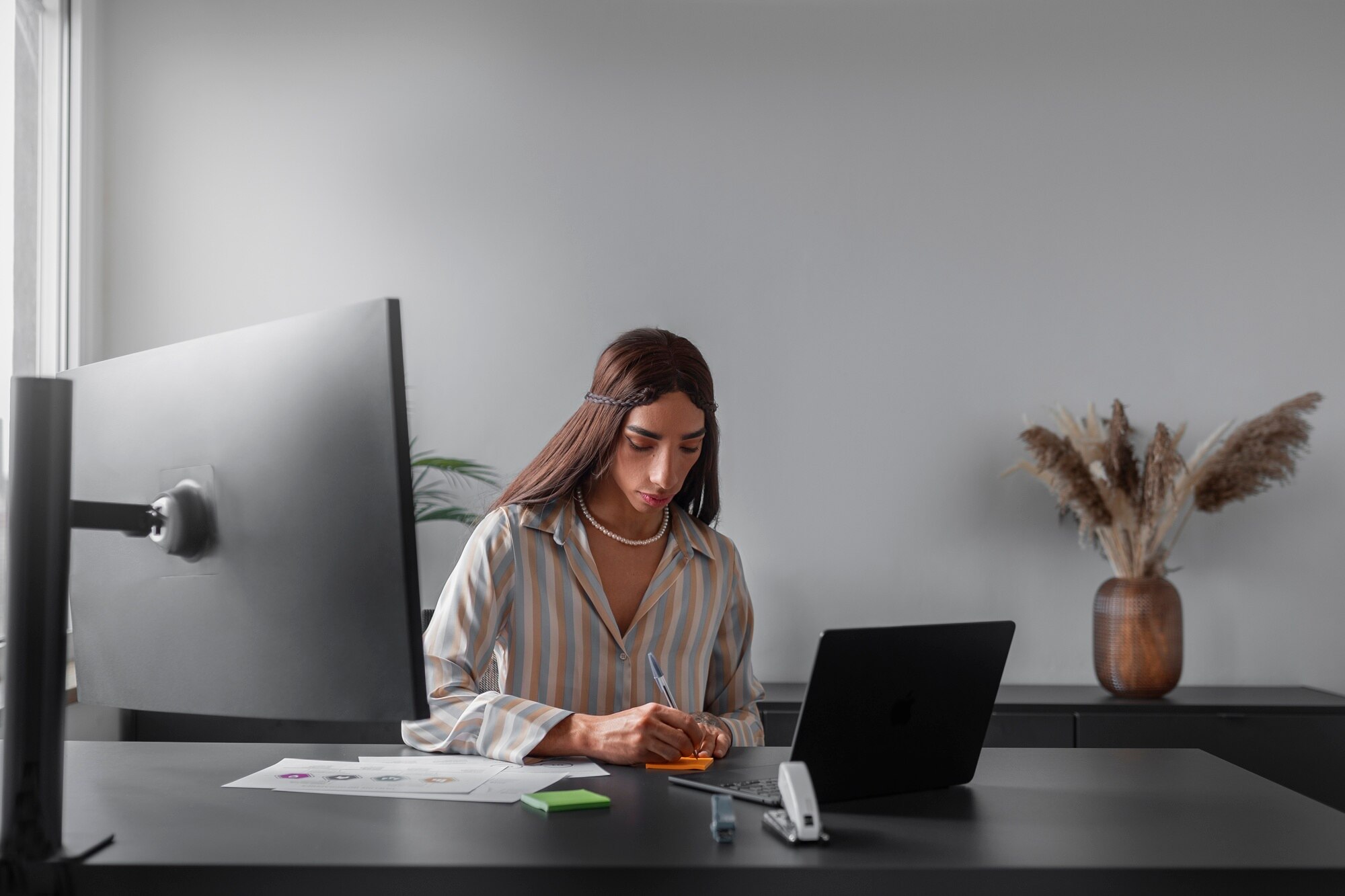 Persona en escritorio trabajando